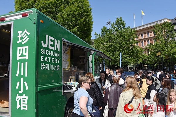 中國美食攤。人民網(wǎng)記者 殷淼攝