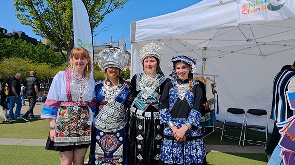 體驗苗族傳統(tǒng)服飾。人民網(wǎng)記者 殷淼