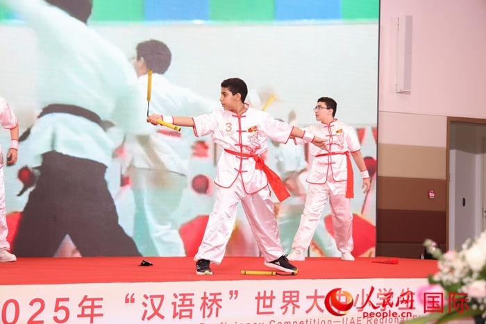 雙節(jié)棍表演。人民網(wǎng)記者任皓宇攝