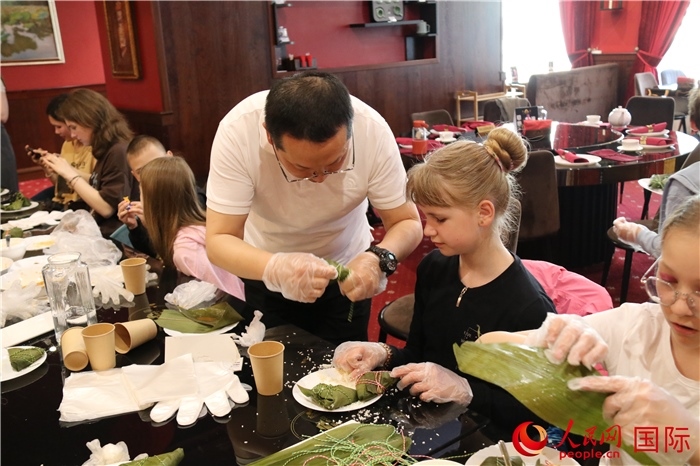烏克蘭兒童學(xué)習(xí)體驗(yàn)包粽子。人民網(wǎng)記者蔡子暢攝