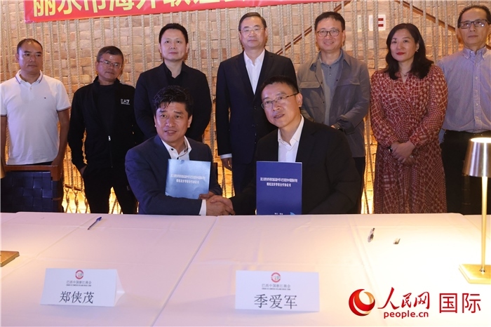 浙江省青田華僑實(shí)驗(yàn)高級(jí)中學(xué)與巴西里約中國(guó)國(guó)際學(xué)校在座談會(huì)上締結(jié)為友好學(xué)校，青田縣人民政府僑務(wù)辦公室主任季愛軍和擔(dān)任巴西里約中國(guó)國(guó)際學(xué)校董事長(zhǎng)的鄭俠茂作為代表簽署協(xié)議。 人民網(wǎng)記者 時(shí)元皓攝