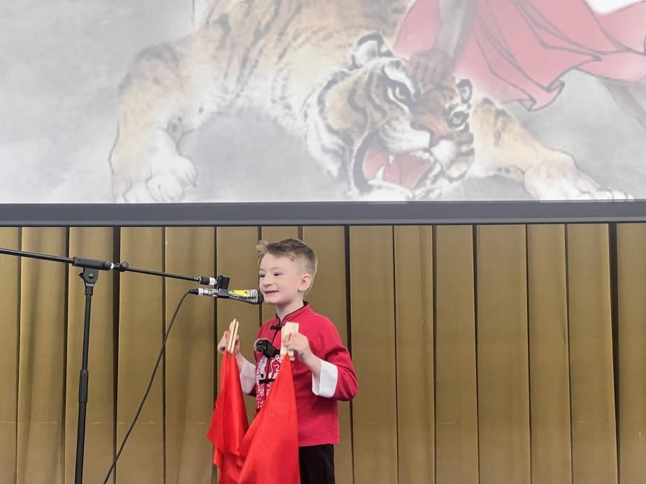 一航表演快板《武松打虎》。布加勒斯特大學孔子學院供圖