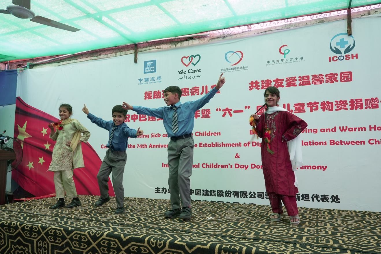 受捐孤兒在活動(dòng)現(xiàn)場(chǎng)表演自己創(chuàng)作的舞蹈節(jié)目。瓦加斯·阿赫邁德攝