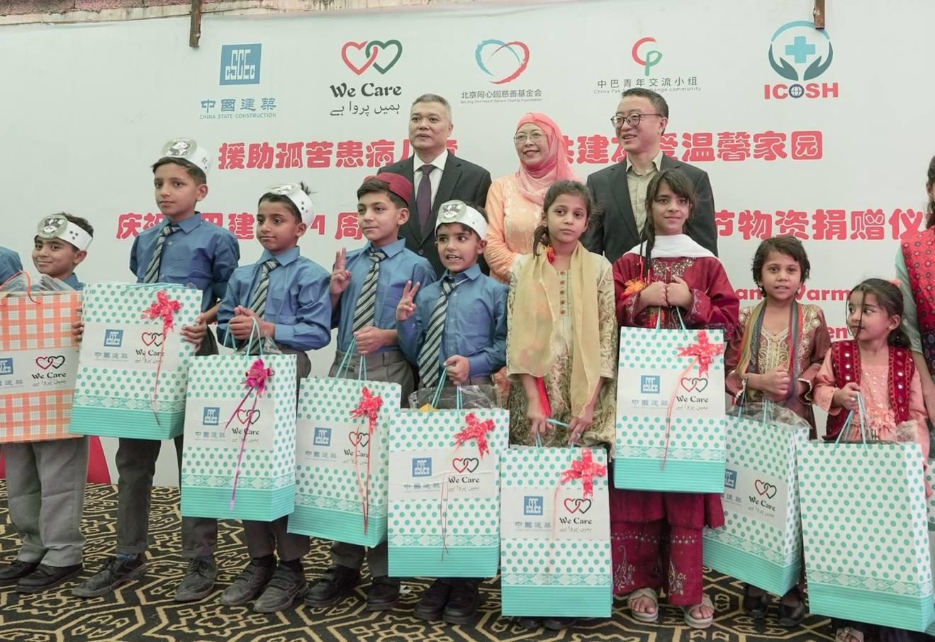 受捐孤兒在儀式上合影留念。瓦加斯·阿赫邁德攝