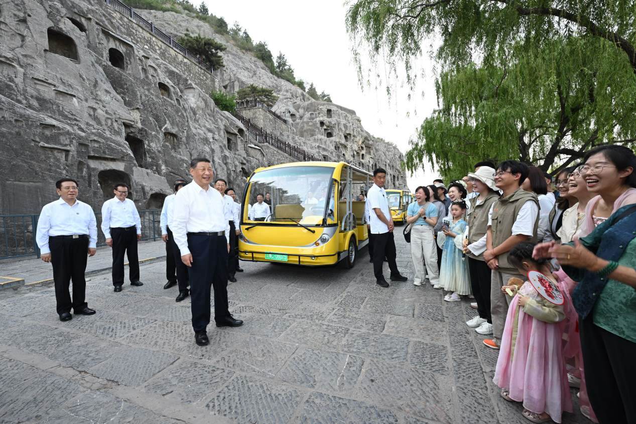 5月19日，習(xí)近平在洛陽(yáng)龍門(mén)石窟考察時(shí)，同游客親切交流。
