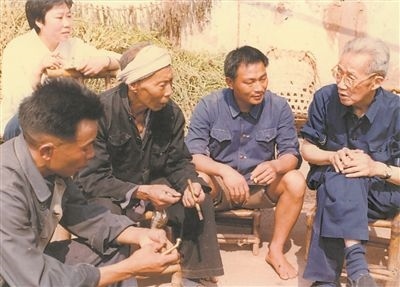 侯光炯（右一）和農(nóng)民在一起親切交流。 西南大學(xué)檔案館供圖