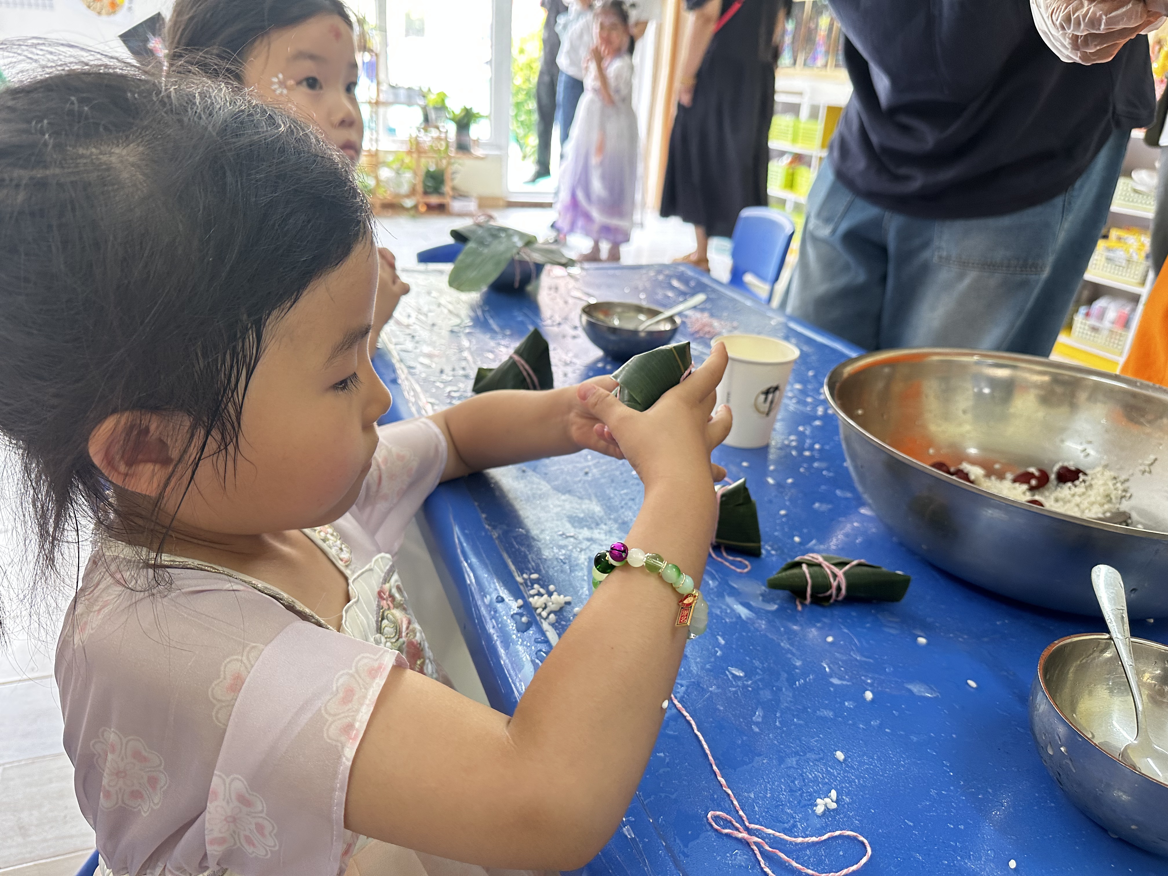 小朋友在體驗(yàn)包粽子。人民網(wǎng)記者 楊虞波羅攝