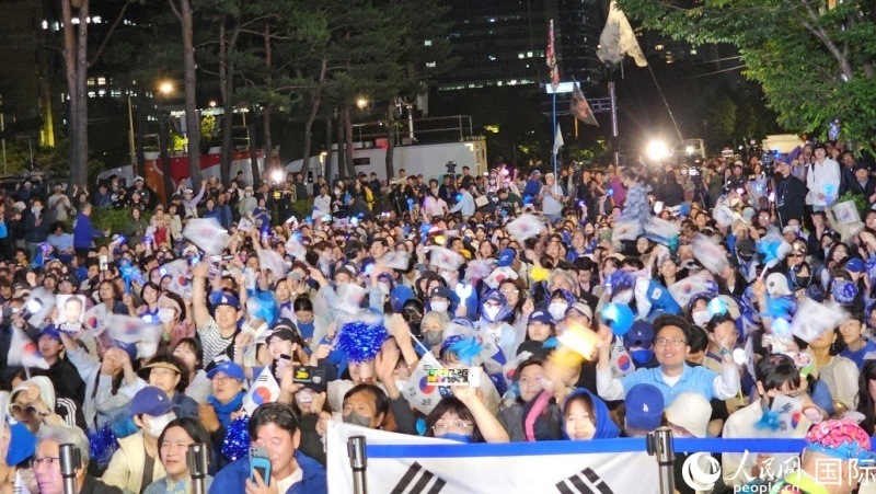 當(dāng)?shù)貢r(shí)間4日凌晨，李在明支持者們聚集在國(guó)會(huì)前等待計(jì)票結(jié)果。人民網(wǎng) 柳美鉉攝