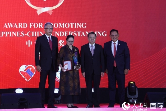 菲律賓前參議員許爾琦榮獲“終身成就獎”。人民網(wǎng)記者 樊帆攝