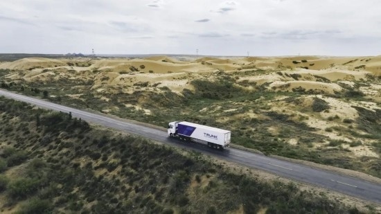 主線科技智能卡車行駛在路上。