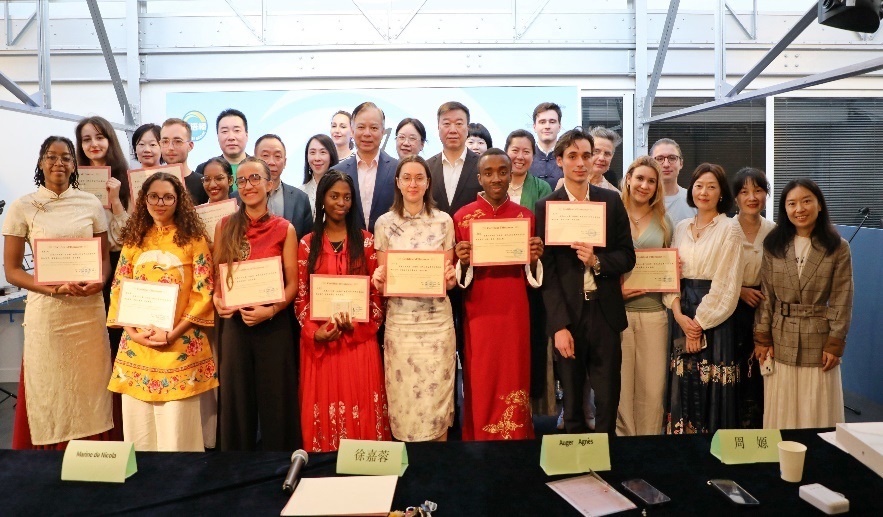 圖1：中國駐法使館公使陳力、教育公參周家貴與比賽師生、評委合影（圖片：巴黎西岱大學(xué)孔子學(xué)院）